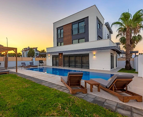 Serik Kadriye'de Nezih Konumda, Özel Havuzlu, Lüks Villa - 1