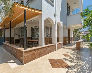 Serik Kadriye'de Merkeze Yakın, Geniş Bahçeli, Şık Villa - 1