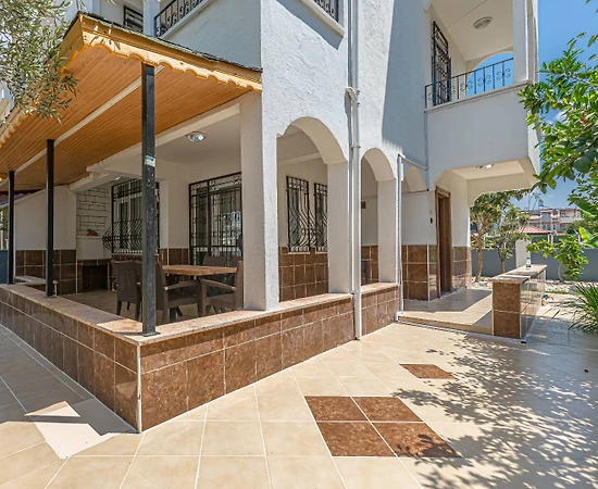 Serik Kadriye'de Merkeze Yakın, Geniş Bahçeli, Kiralık Villa - 1