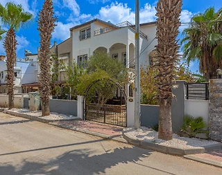 Serik Kadriye'de Merkeze Yakın, Geniş Bahçeli, Şık Villa - 2