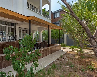 Serik Kadriye'de Merkeze Yakın, Geniş Bahçeli, Şık Villa - 3