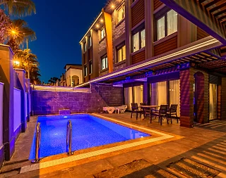 Serik Kadriye'de Merkezi Konumda, Özel Havuzlu, Kiralık Villa - 1