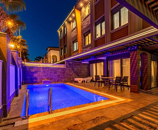 Serik Kadriye'de Merkezi Konumda, Özel Havuzlu, Kiralık Villa - 1