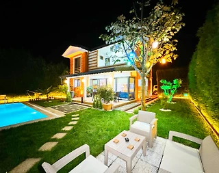 Sapanca'da Merkezi Konumda, Isıtmalı Havuzlu, 8 Kişilik Villa - 1