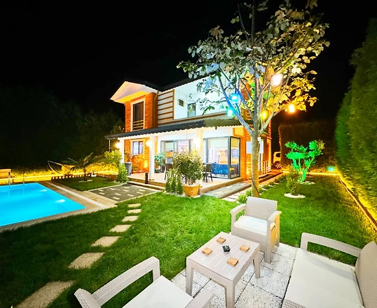 Sapanca'da Merkezi Konumda, Isıtmalı Havuzlu, 8 Kişilik Villa - 1