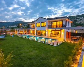 Kaş Sarıbelen'de Geniş Bahçeli, Özel Havuzlu, Olanaklı Villa - 2
