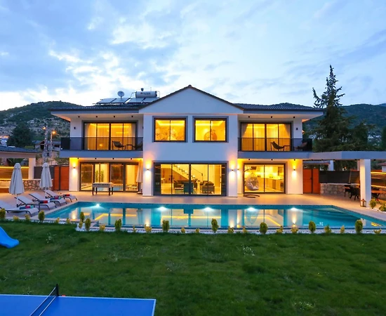 Kaş Sarıbelen'de Geniş Bahçeli, Özel Havuzlu, Olanaklı Villa - 1