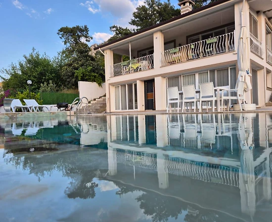 Marmaris Hisarönü'nde Yemyeşil Bahçeli, Özel Havuzlu, Geniş Villa - 1