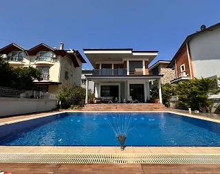 Muğla Marmaris'te Merkezi Konumda, Özel Havuzlu, Konforlu Villa - 1