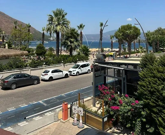 Marmaris İçmeler'de Denize Sıfır Konumda, Konforlu Tatil Evi - 1