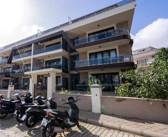 Marmaris Kemeraltı'nda Elverişli Konumda, 4+1, 8 Kişilik Suit - 1
