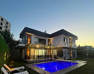 Kartepe Maşukiye'de Geniş Bahçede, Isıtmalı Havuzlu, Şık Villa - 1