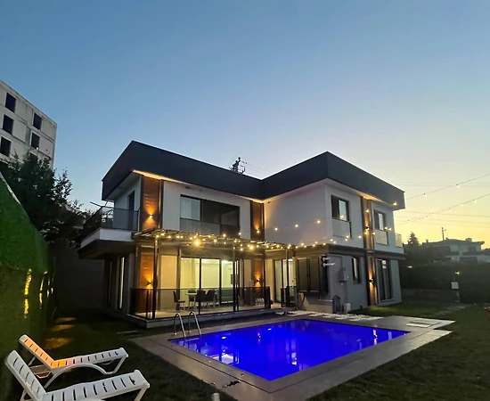Kartepe Maşukiye'de Geniş Bahçede, Isıtmalı Havuzlu, Kiralık Villa - 1