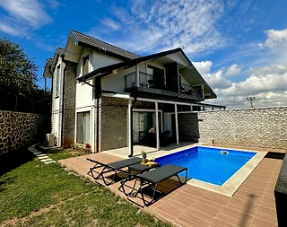 Kartepe Maşukiye'de Merkezi Konumda, Isıtmalı Havuzlu, Lüks Villa - 1