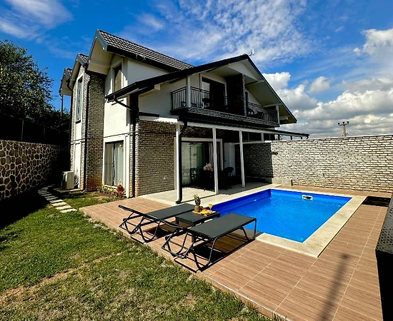 Kartepe Maşukiye'de Merkezi Konumda, Isıtmalı Havuzlu, Lüks Villa - 1