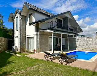 Kartepe Maşukiye'de Merkezi Konumda, Isıtmalı Havuzlu, Lüks Villa - 2