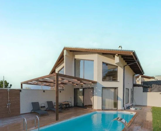 Sapanca Maşukiye'de Huzurlu Konumda, Özel Havuzlu, Jakuzili Villa - 1