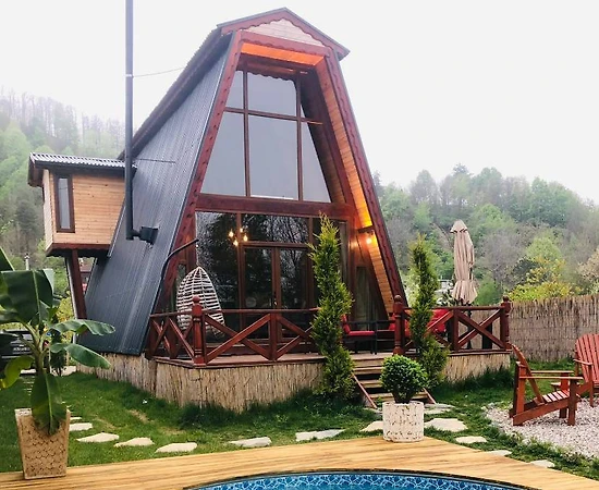 Sapanca Memnuniye'de Isıtmalı Havuzlu, Korunaklı Bungalov - 1