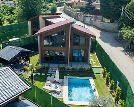 Sapanca Mahmudiye'de Huzurlu Doğada, Isıtmalı Havuzlu, Ahşap Villa - 2