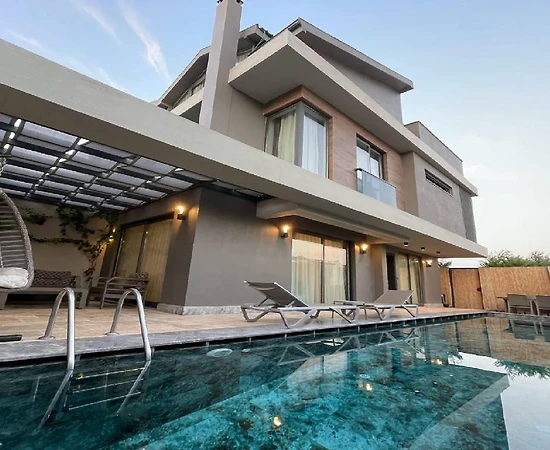 Fethiye Akarca'da Merkezi Konumda, Özel Havuzlu, Jakuzili Villa - 1