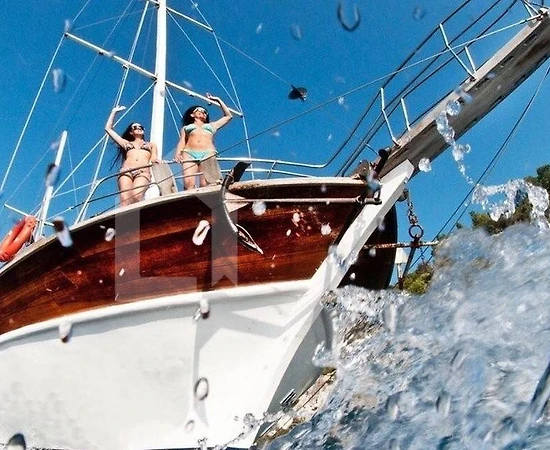 Muğla Fethiye'de, 12 Kişilik, Ahşap İç Dekorasyona Sahip, Gulet - 1