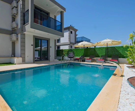 Muğla Fethiye'de Geniş Ailelere Uygun, Isıtmalı Havuzlu, Lüks Villa - 1