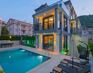 Muğla Fethiye'de Geniş Ailelere Uygun, Isıtmalı Havuzlu, Lüks Villa - 1