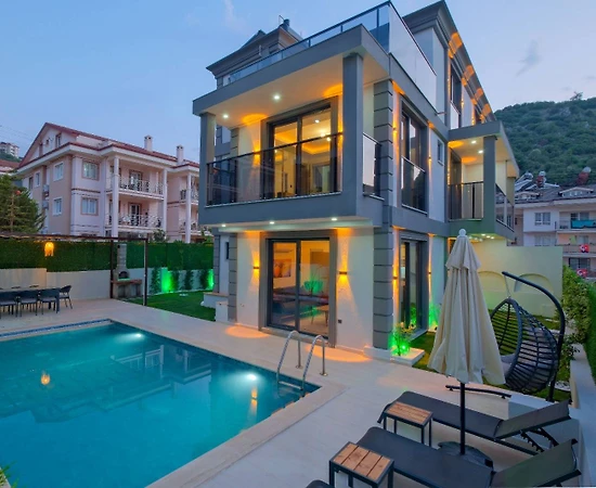 Muğla Fethiye'de Geniş Ailelere Uygun, Isıtmalı Havuzlu, Lüks Villa - 1