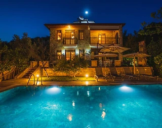 Muğla Fethiye'de Huzurlu, Ahşap Mimarili, 6 Kişilik Kiralık Villa - 1