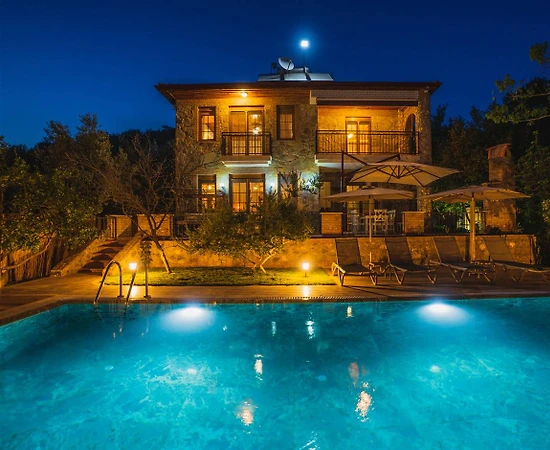 Muğla Fethiye'de Huzurlu, Ahşap Mimarili, 6 Kişilik Kiralık Villa - 1