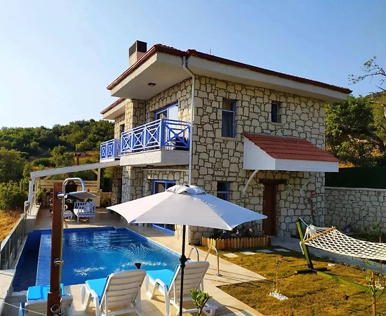 Muğla Marmaris'te Deniz ve Doğa Manzaralı, Özel Havuzlu, Kiralık Villa - 1