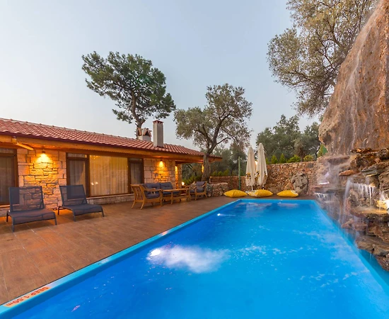 Muğla Menteşe'de Otantik Tasarımlı, Özel Havuzlu, Dış Jakuzili Villa - 1