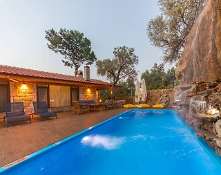 Muğla Menteşe'de Otantik Tasarımlı, Özel Havuzlu, Dış Jakuzili Villa - 1