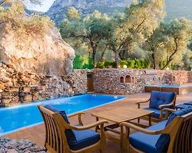 Muğla Menteşe'de Otantik Tasarımlı, Özel Havuzlu, Dış Jakuzili Villa - 2