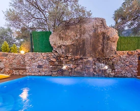 Muğla Menteşe'de Otantik Tasarımlı, Özel Havuzlu, Dış Jakuzili Villa - 3