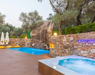 Muğla Menteşe'de Otantik Tasarımlı, Özel Havuzlu, Dış Jakuzili Villa - 4
