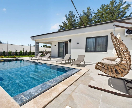 Muğla Seydikemer'de Minimalist Tasarımlı, Özel Havuzlu, Konforlu Villa - 1