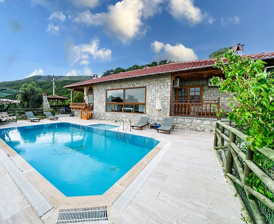 Muğla Ula'da Yeşillikler İçinde, Yetişkin ve Çocuk Havuzlu, Taş Villa - 1
