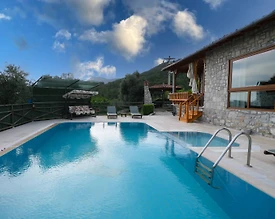 Muğla Ula'da Yeşillikler İçinde, Yetişkin ve Çocuk Havuzlu, Taş Villa - 2