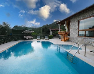 Muğla Ula'da Yeşillikler İçinde, Yetişkin ve Çocuk Havuzlu, Taş Villa - 2