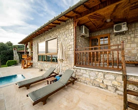 Muğla Ula'da Yeşillikler İçinde, Yetişkin ve Çocuk Havuzlu, Taş Villa - 3