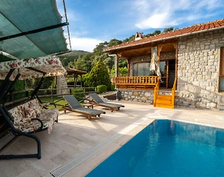 Muğla Ula'da Yeşillikler İçinde, Yetişkin ve Çocuk Havuzlu, Taş Villa - 4