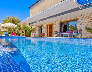 Kaş Üzümlü'de Modern Tasarımlı, Açık ve Kapalı Havuzlu, Balayı Villası - 2