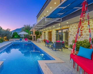 Kaş Üzümlü'de Modern Tasarımlı, Açık ve Kapalı Havuzlu, Balayı Villası - 5