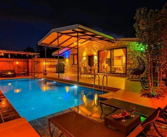 Muğla Fethiye'de Yemyeşil Doğada, Özel Havuzlu, Modern Villa  - 1