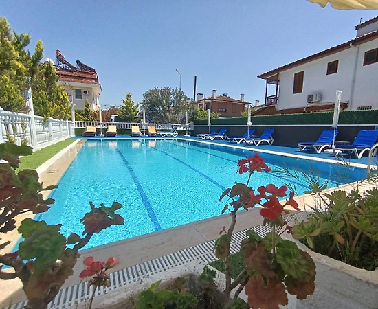 Fethiye Foça'da Merkezi Konumda, Ortak Havuzlu, Konforlu Apart - 1