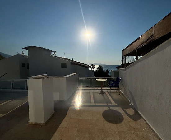 Kuşadası Güzelçamlı'da Denize Yakın, Merkezi Konumda, Kiralık Tripleks - 1