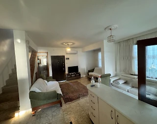 Kuşadası Güzelçamlı'da Denize Yakın, Merkezi Konumda, Kiralık Tripleks - 4