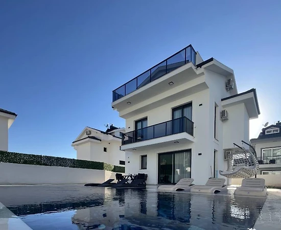 Fethiye Ölüdeniz'de Merkezi Konumda, Özel Havuzlu, Bahçeli Villa - 1