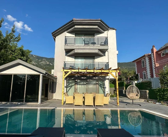 Fethiye Ölüdeniz'de Geniş Ailelere Uygun, Isıtmalı Havuzlu, 5+1 Villa - 1